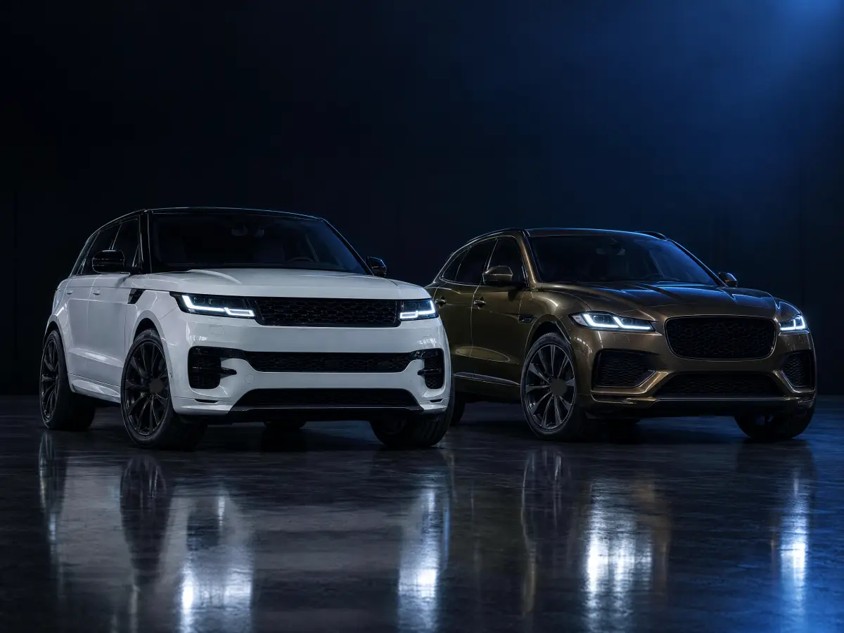 Range Rover Sport και Jaguar F-Pace σε σκοτεινό χώρο συνεργείου